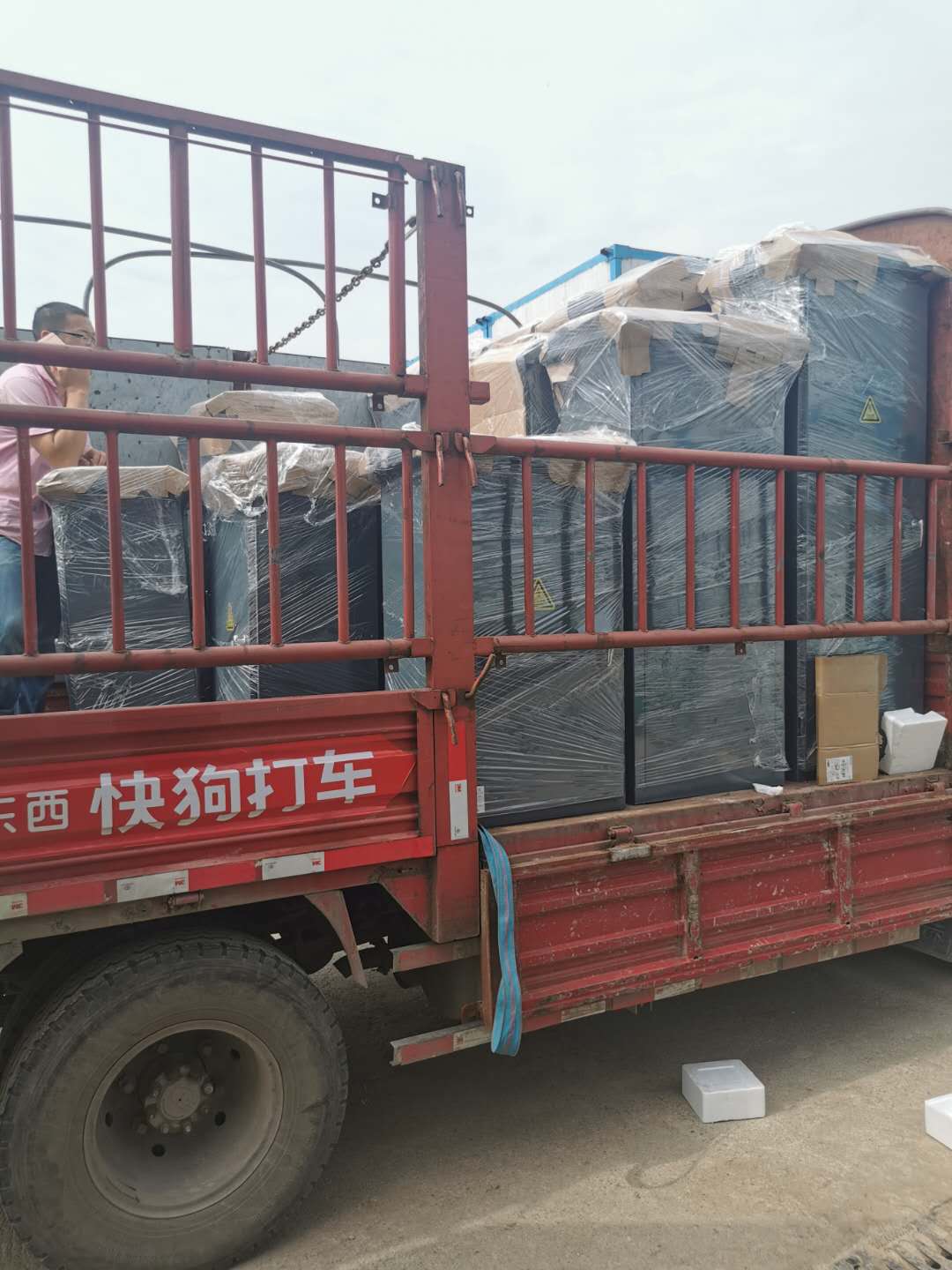 茶園廣陽島生態(tài)修復(fù)項目配電箱柜成套設(shè)備配送現(xiàn)場